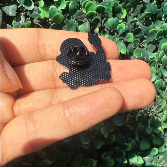 Pokemon Charmander Enamel Pin - Picture 2 of 2